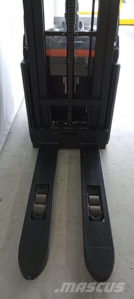 Toyota SPE160L شاحنات مناولة ذاتية الدفع