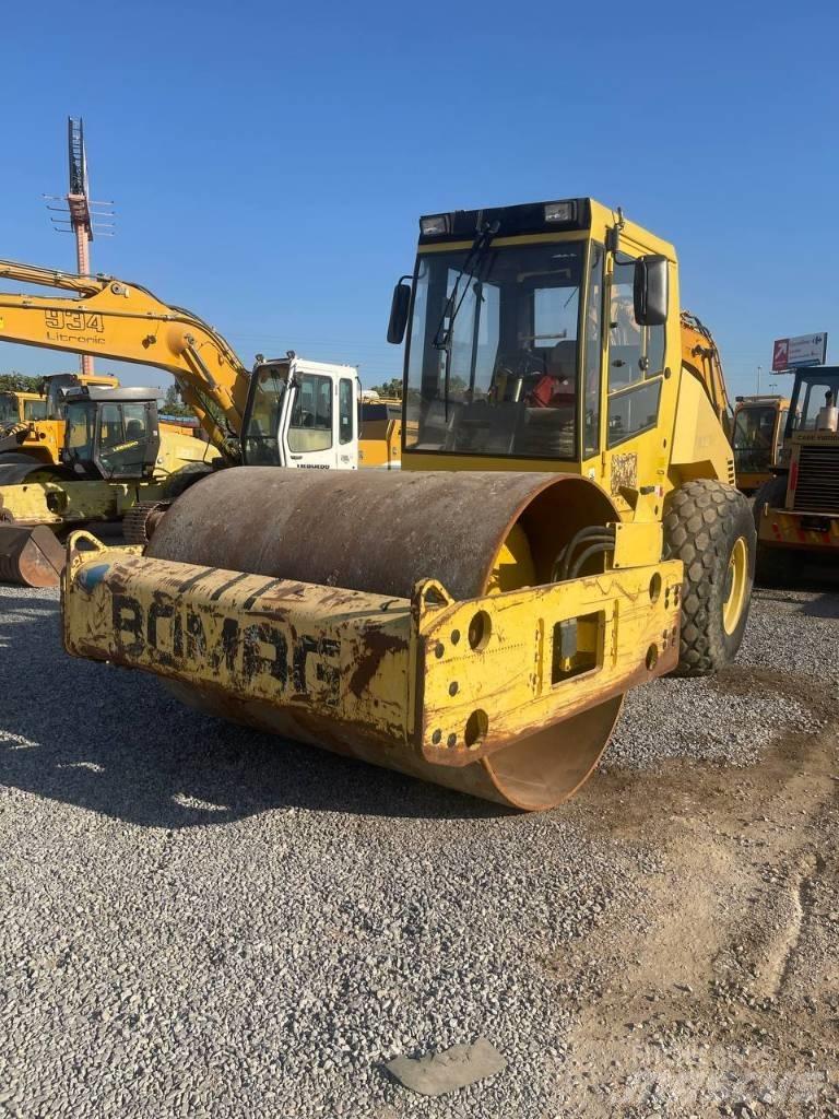 Bomag BW 213 D-3 مداحل أحادية الأسطوانة