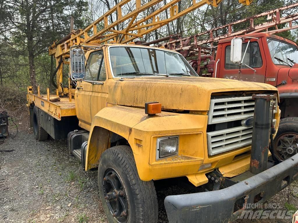 Ford F 700 شاحنات مسطحة/مفصلية الجوانب