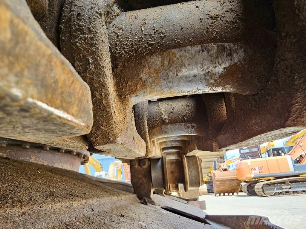 Komatsu PC210LC-8 حفارات زحافة
