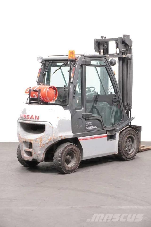 Nissan UGD02 A 32 PQ شاحنات LPG