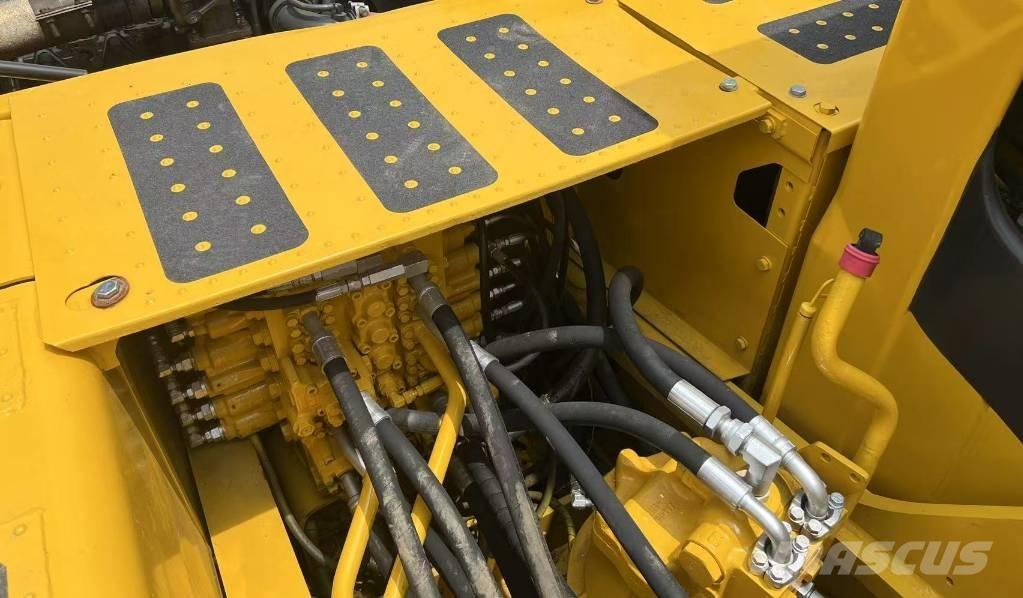 Komatsu PC200-7 حفارات زحافة