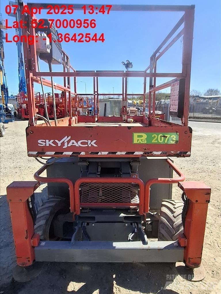 SkyJack SJ 6832 RT رافعات مقصية الشكل
