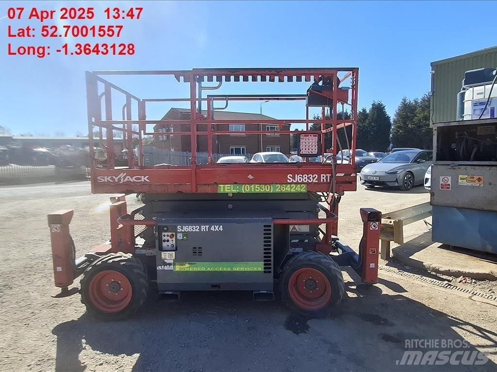 SkyJack SJ 6832 RT رافعات مقصية الشكل