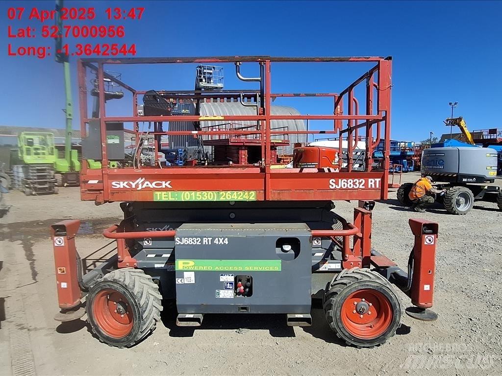 SkyJack SJ 6832 RT رافعات مقصية الشكل