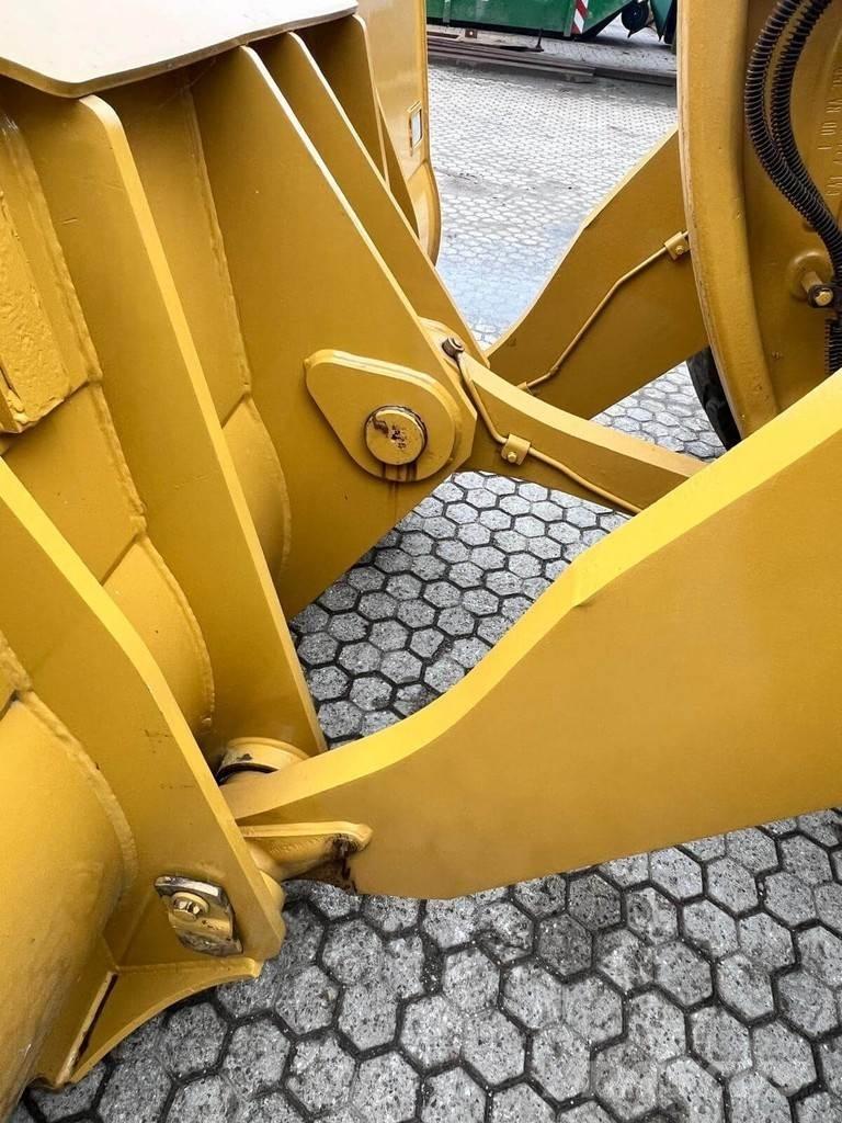 CAT 966M لوادر بعجل