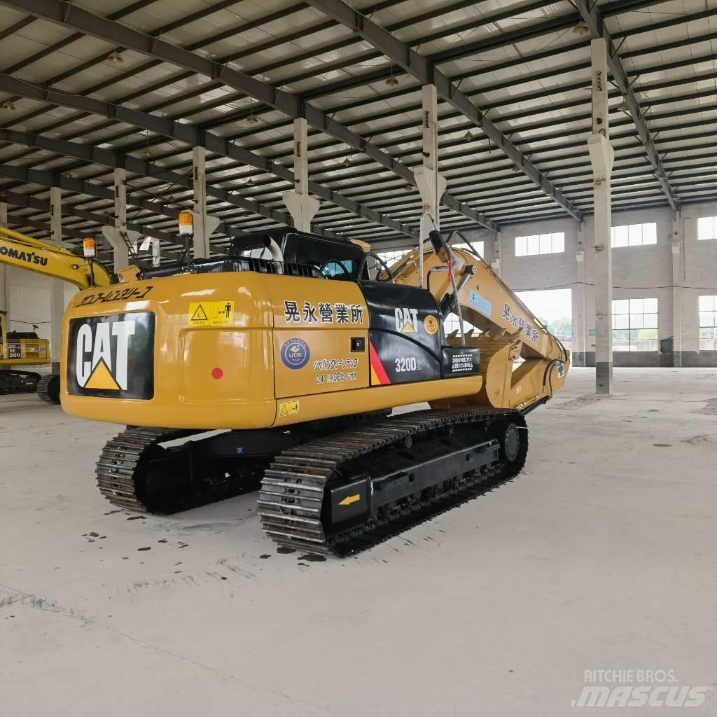 CAT 320 D2 حفارات زحافة