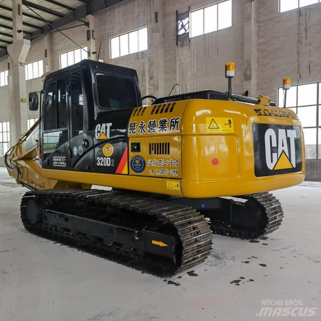 CAT 320 D2 حفارات زحافة