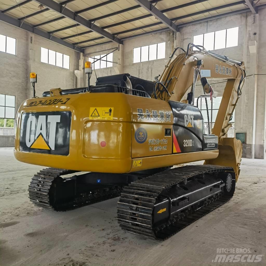 CAT 320 D2 حفارات زحافة