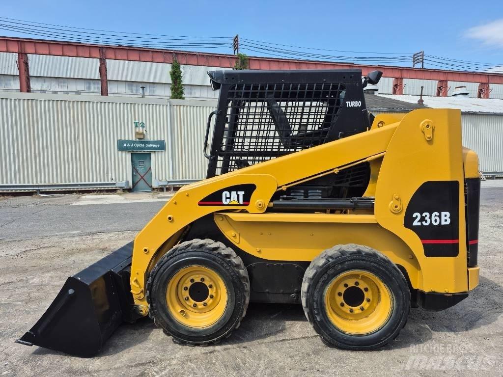 CAT 236 B لوادر انزلاقية التوجيه