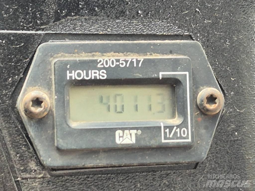 CAT 236 B لوادر انزلاقية التوجيه