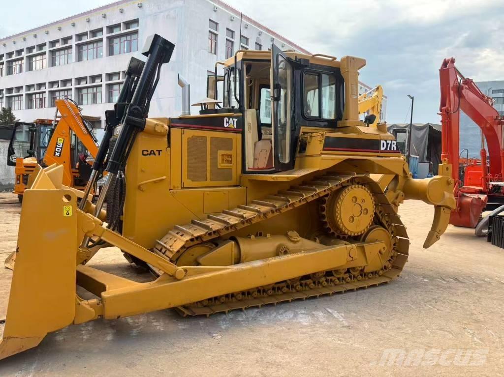 CAT D 7 R بلدوزرات مجنزرة