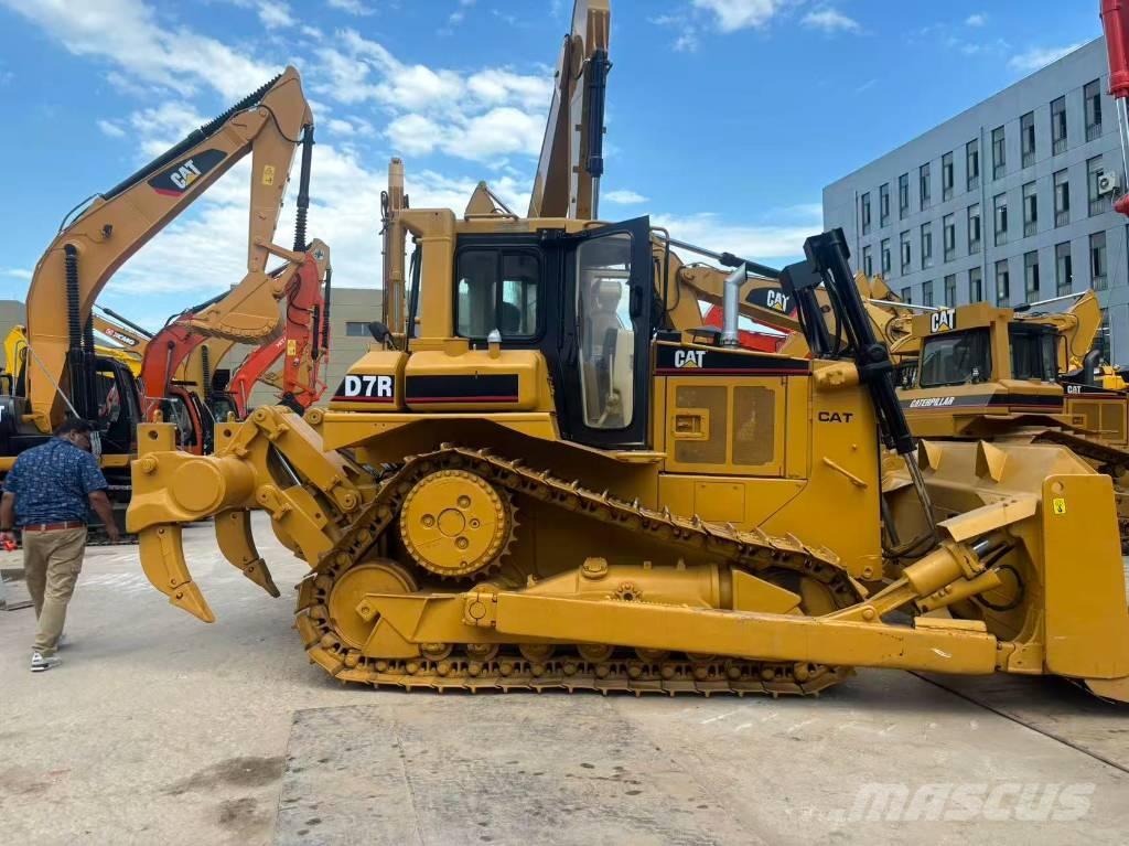 CAT D 7 R بلدوزرات مجنزرة