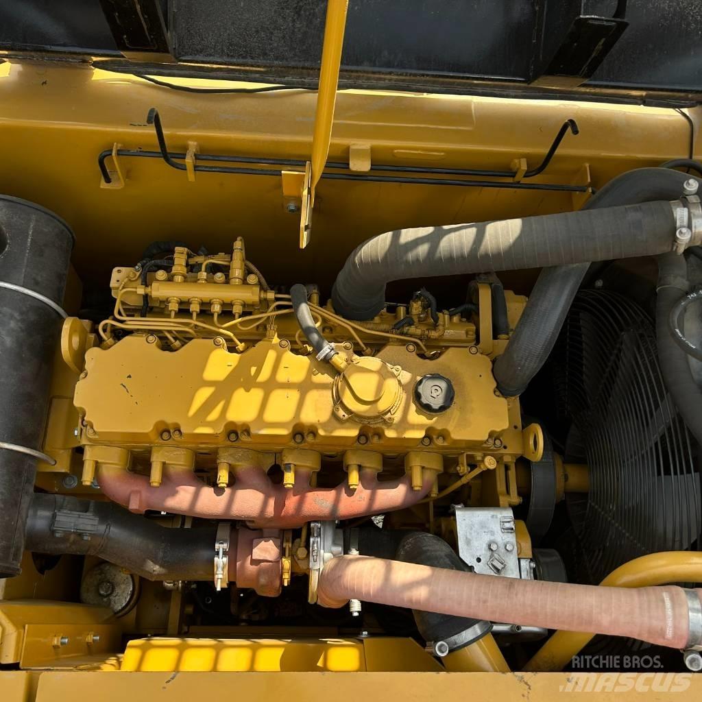 CAT 320 D حفارات زحافة