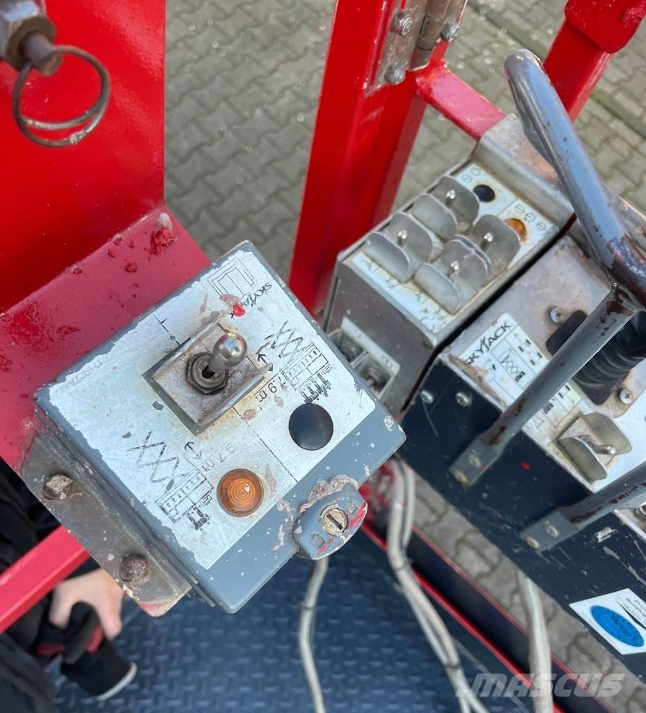 SkyJack SJ 6832 RT رافعات مقصية الشكل