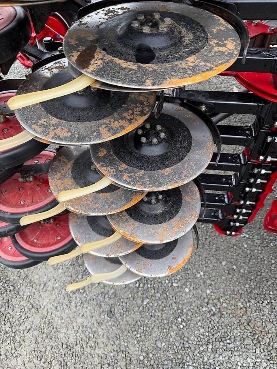 Horsch Pronto 6KR مثاقيب مدمجة