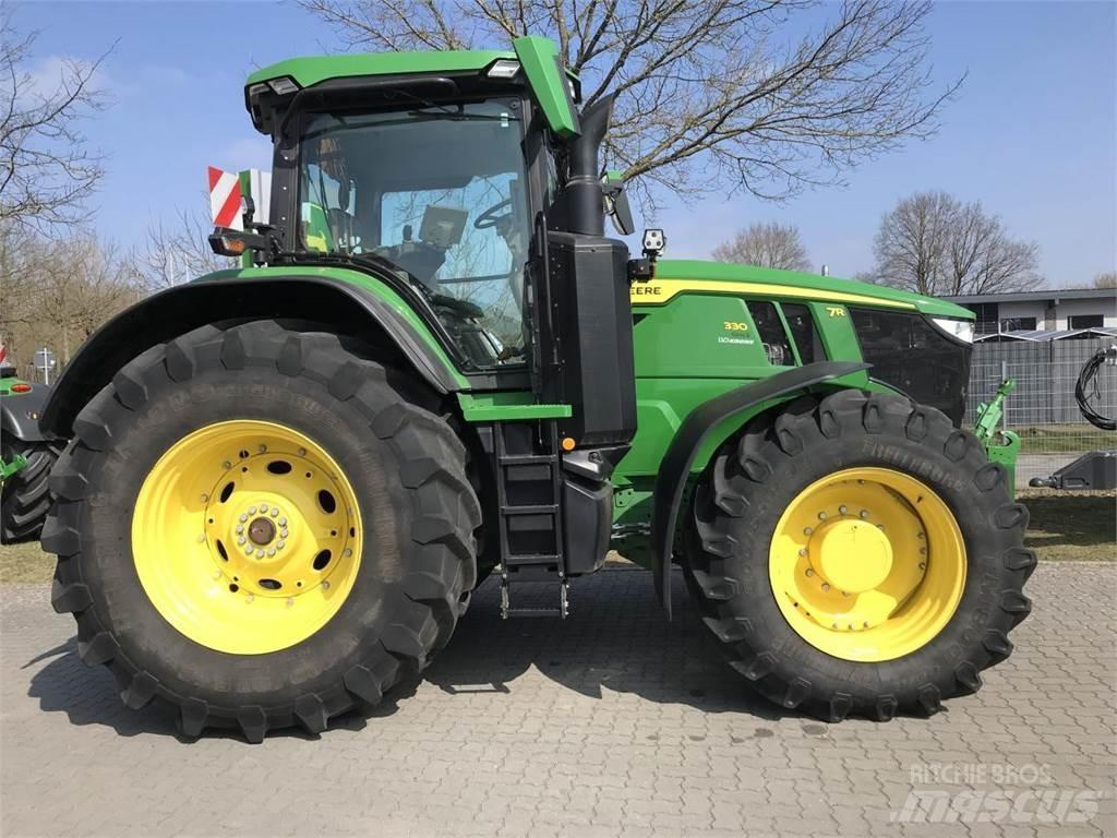 John Deere 7R 330 الجرارات