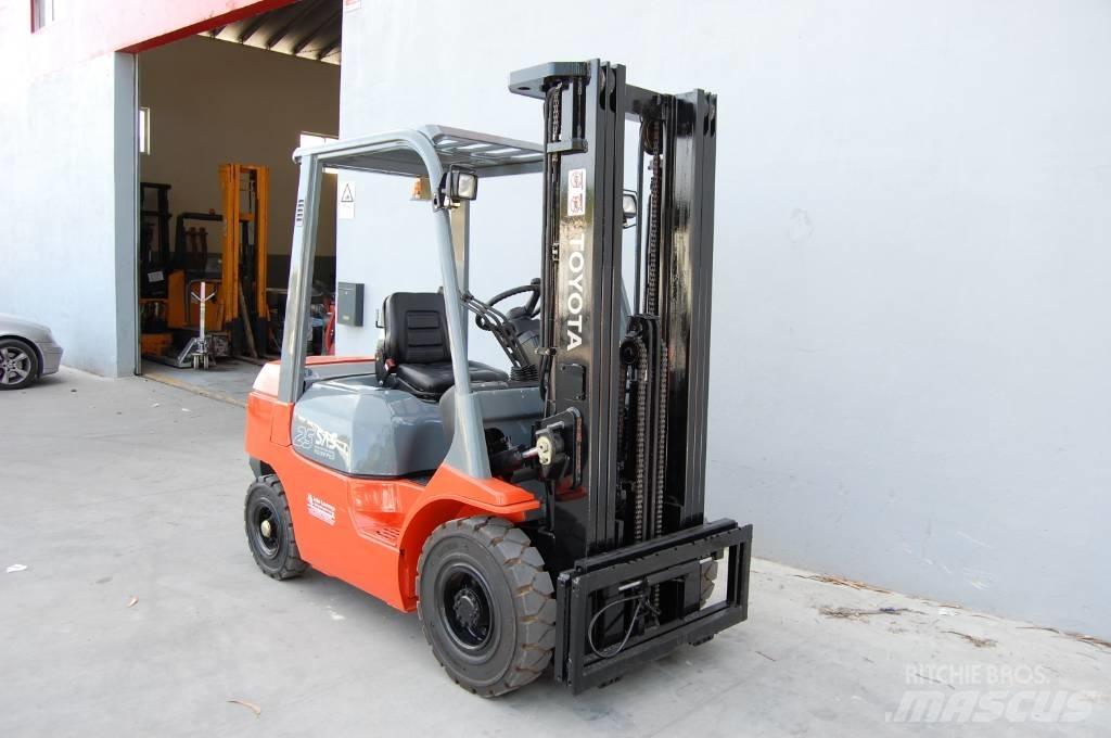 Toyota 7 FD 25 شاحنات الديزل