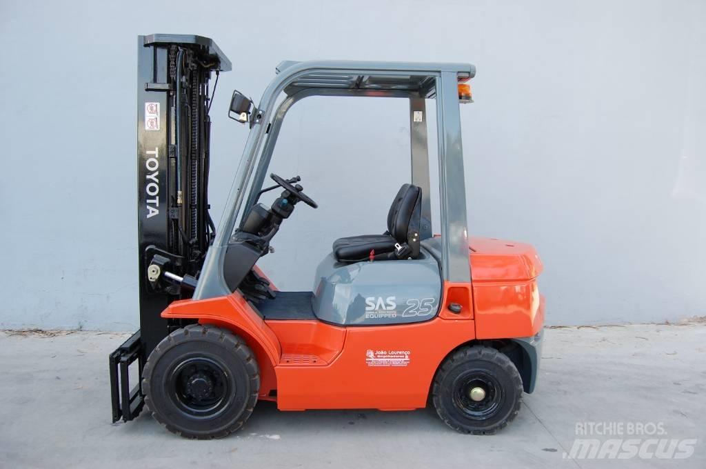Toyota 7 FD 25 شاحنات الديزل