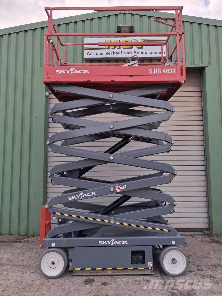 SkyJack SJ III 4632 رافعات مقصية الشكل