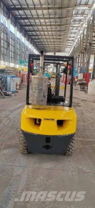 Komatsu FD 30 T-14 شاحنات الديزل