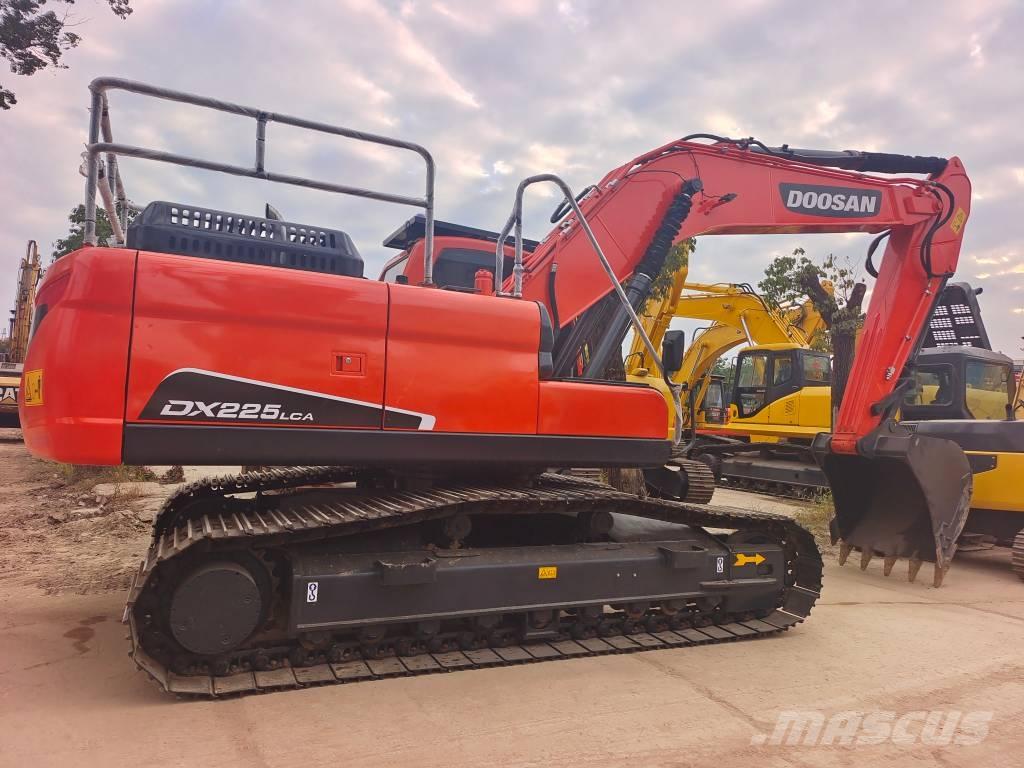 Doosan DX 225 LC حفارات زحافة