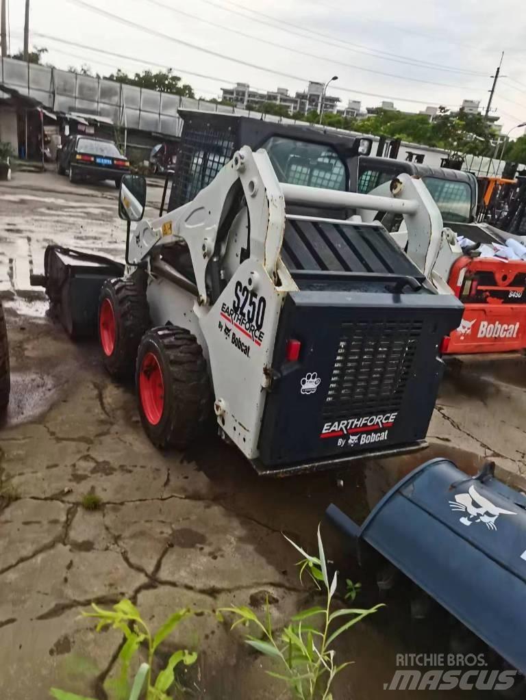 Bobcat S 250 لوادر انزلاقية التوجيه