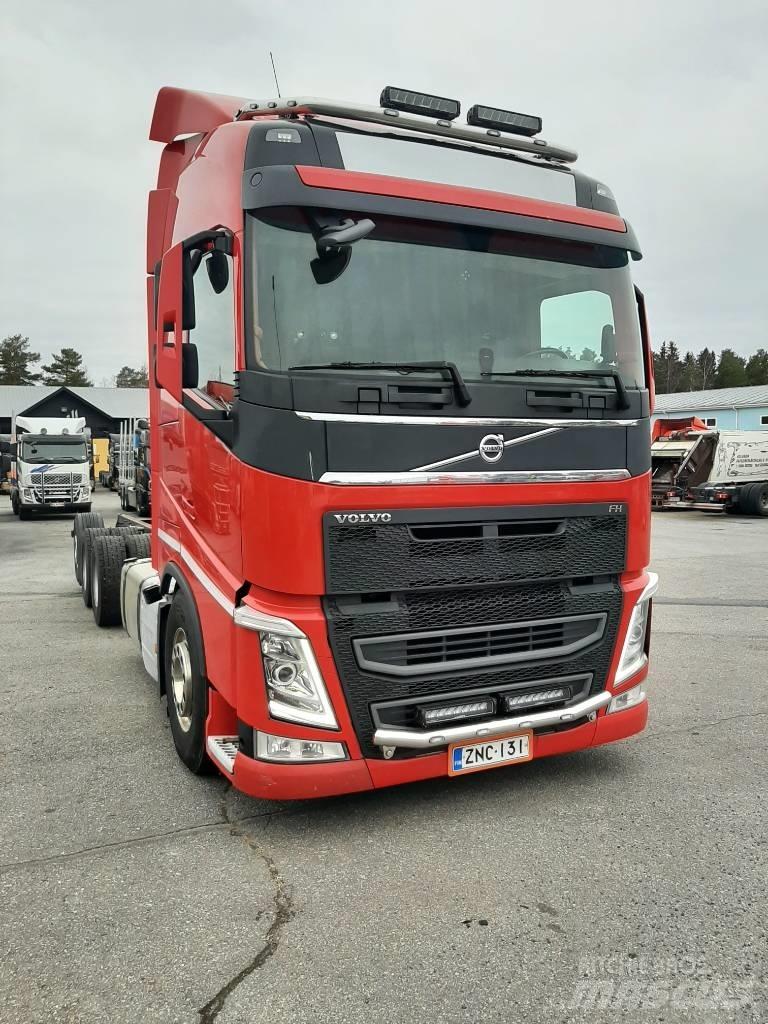 Volvo FH 13 شاحنات بمقصورة وهيكل