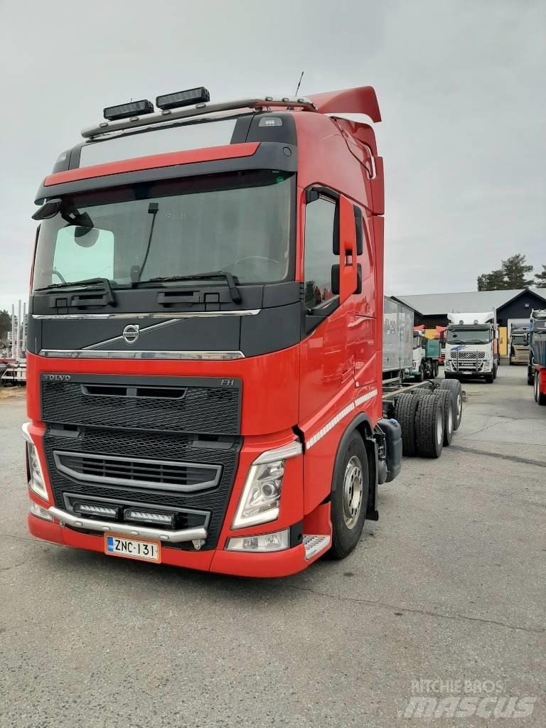 Volvo FH 13 شاحنات بمقصورة وهيكل