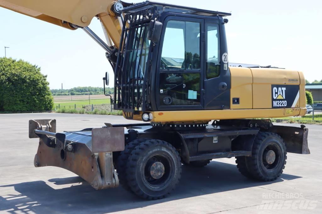 CAT M 322 D حفارات بعجل