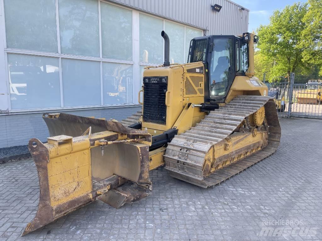 CAT D6N LGP بلدوزرات مجنزرة