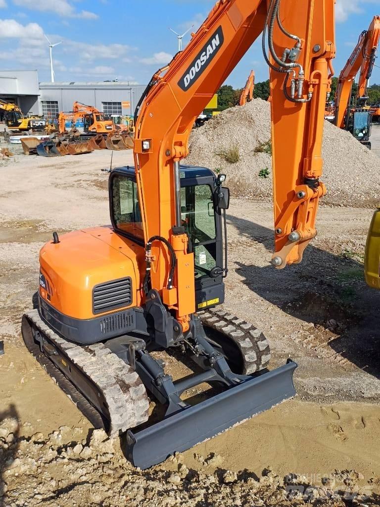 Doosan DX 85 R-3 حفارات وسط 7 طن - 12 طن