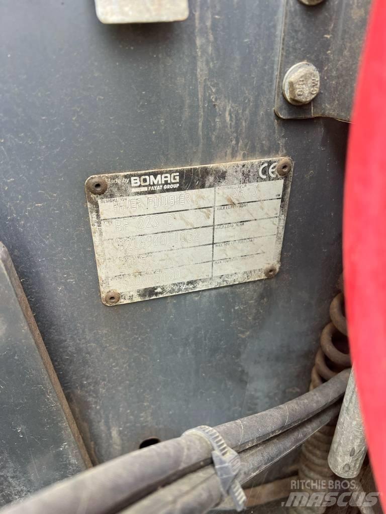 Bomag BF 223 C معدات السفلتة