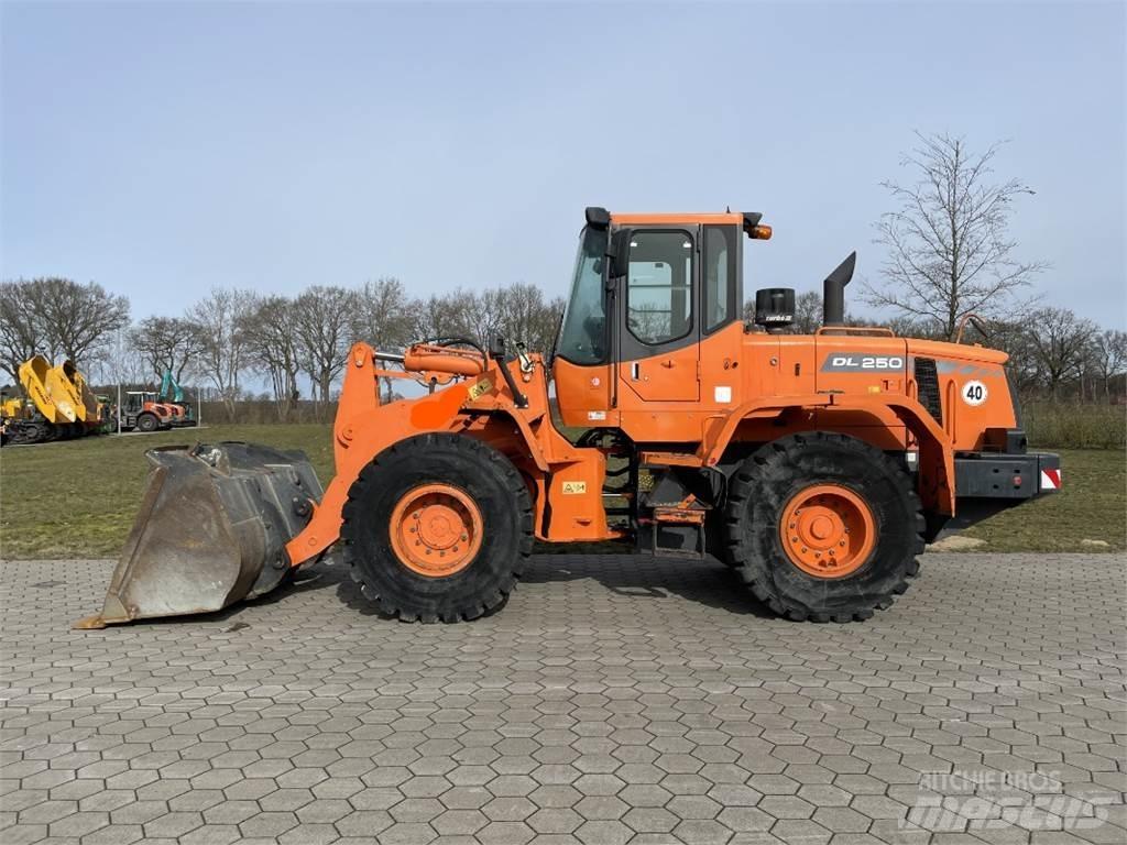 Doosan DL250 لوادر بعجل