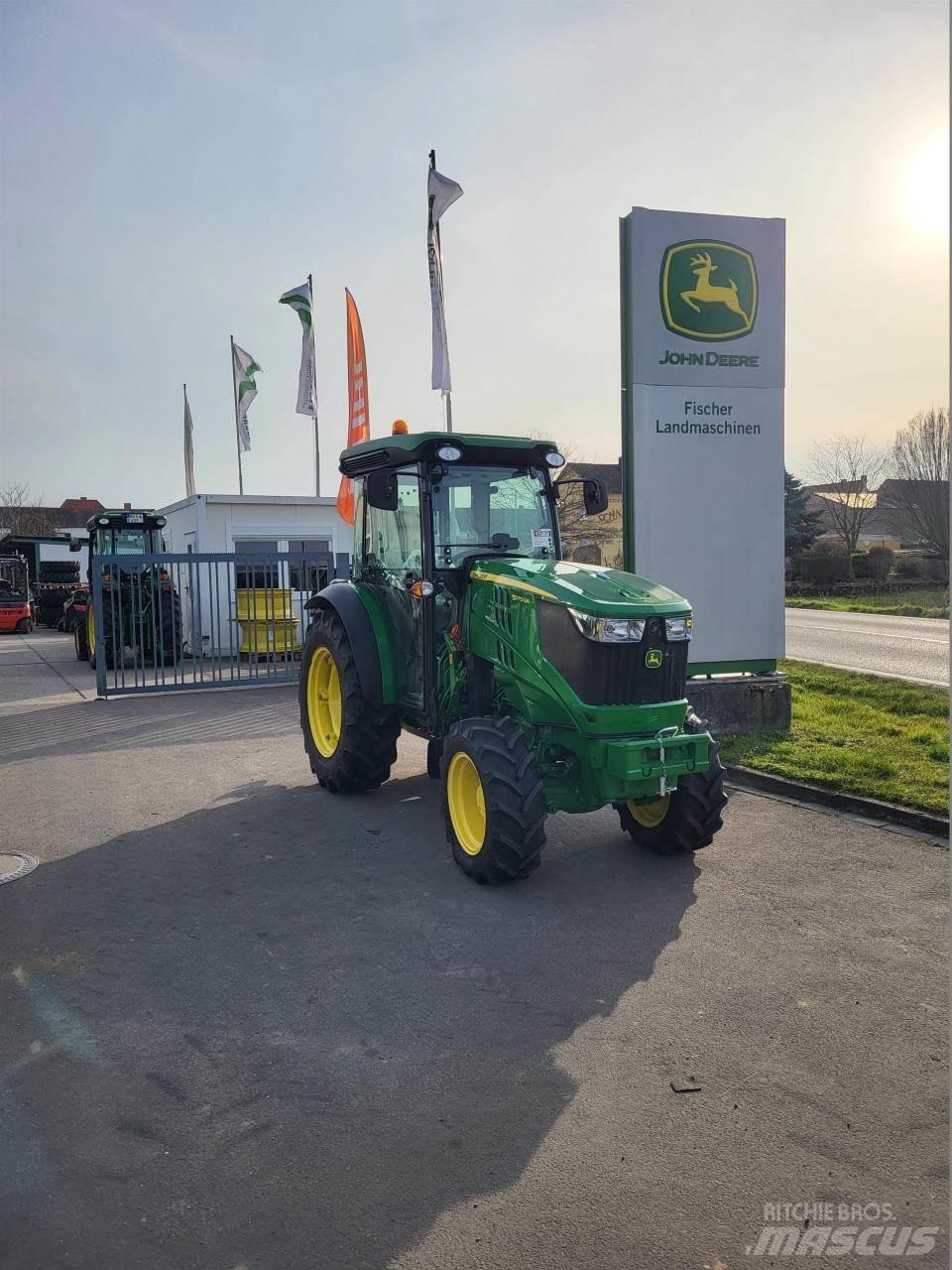 John Deere 5075GN الجرارات