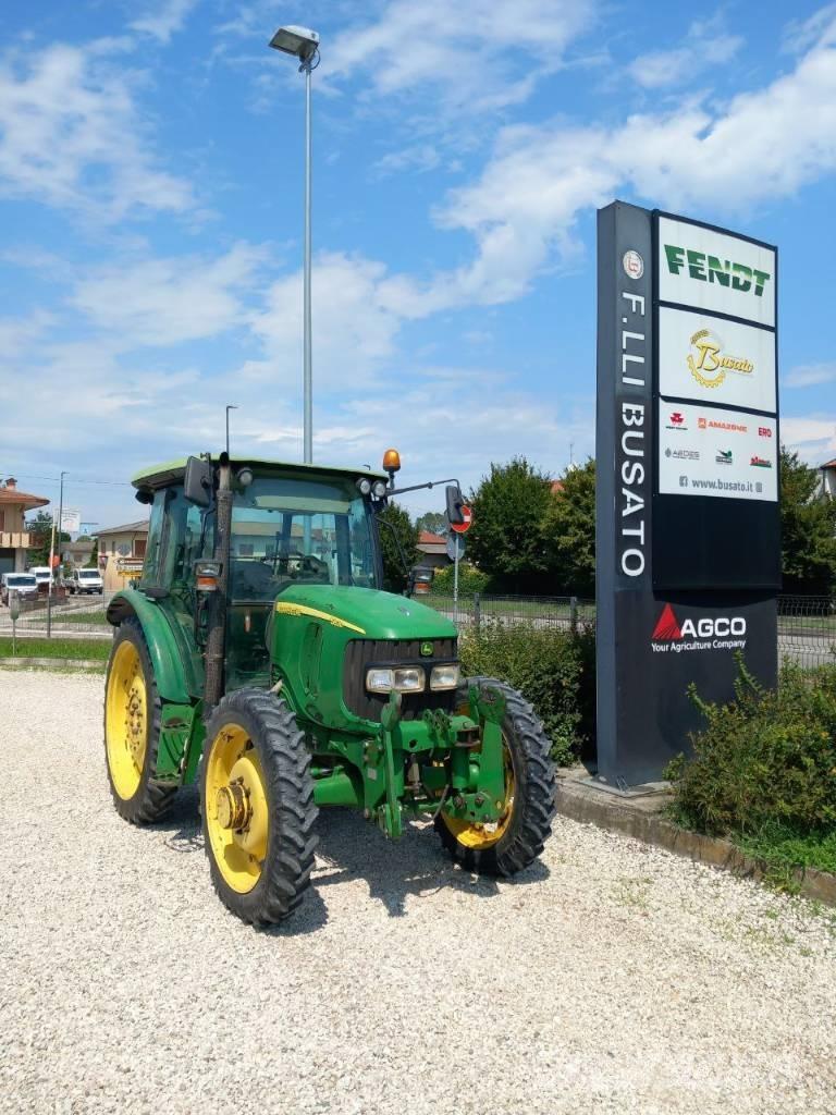 John Deere 5820 الجرارات