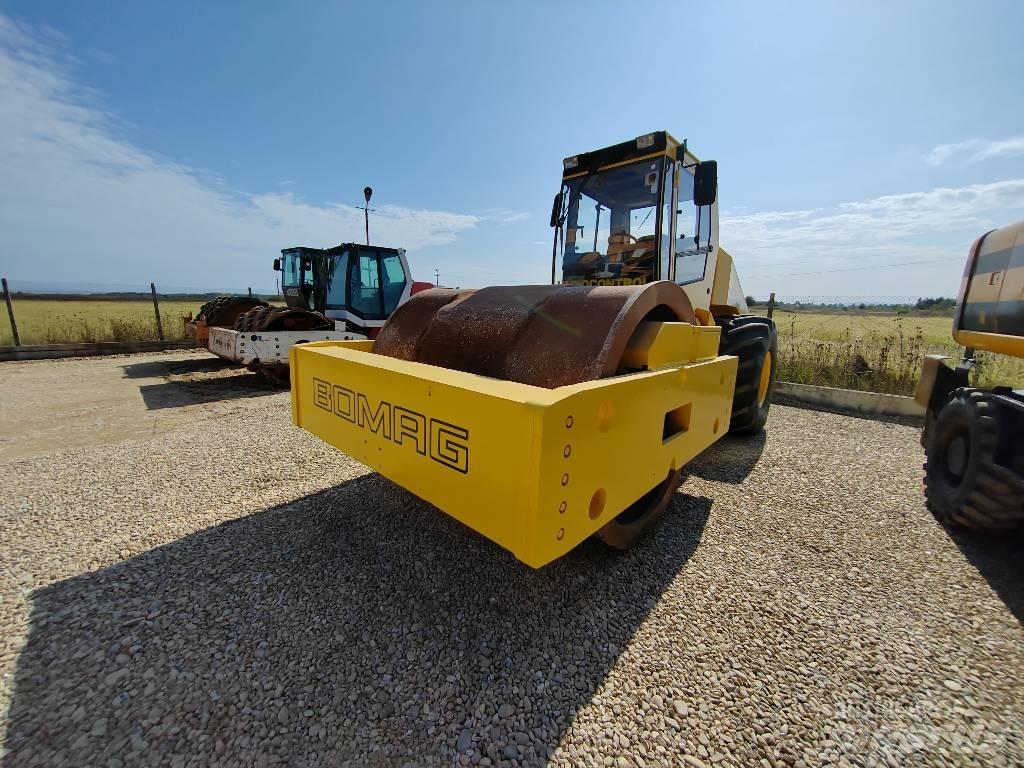 Bomag BW 225 D-3 مداحل ثنائية الاسطوانة