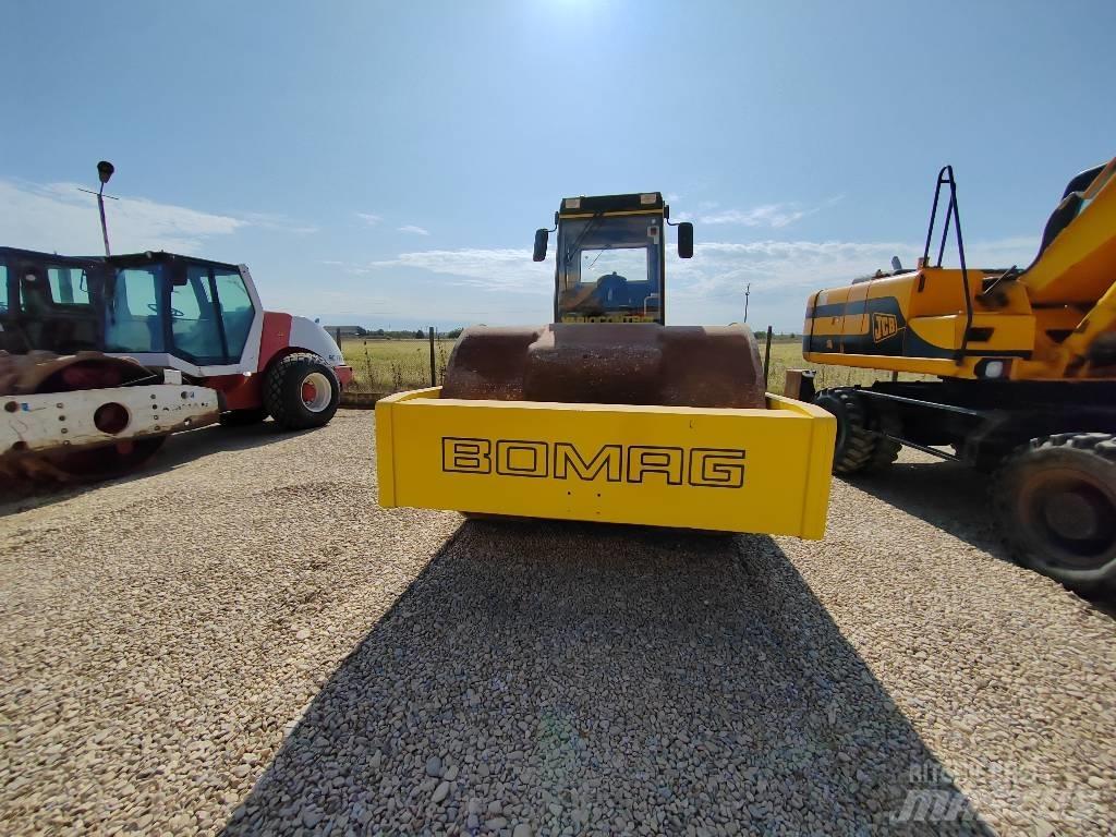 Bomag BW 225 D-3 مداحل ثنائية الاسطوانة