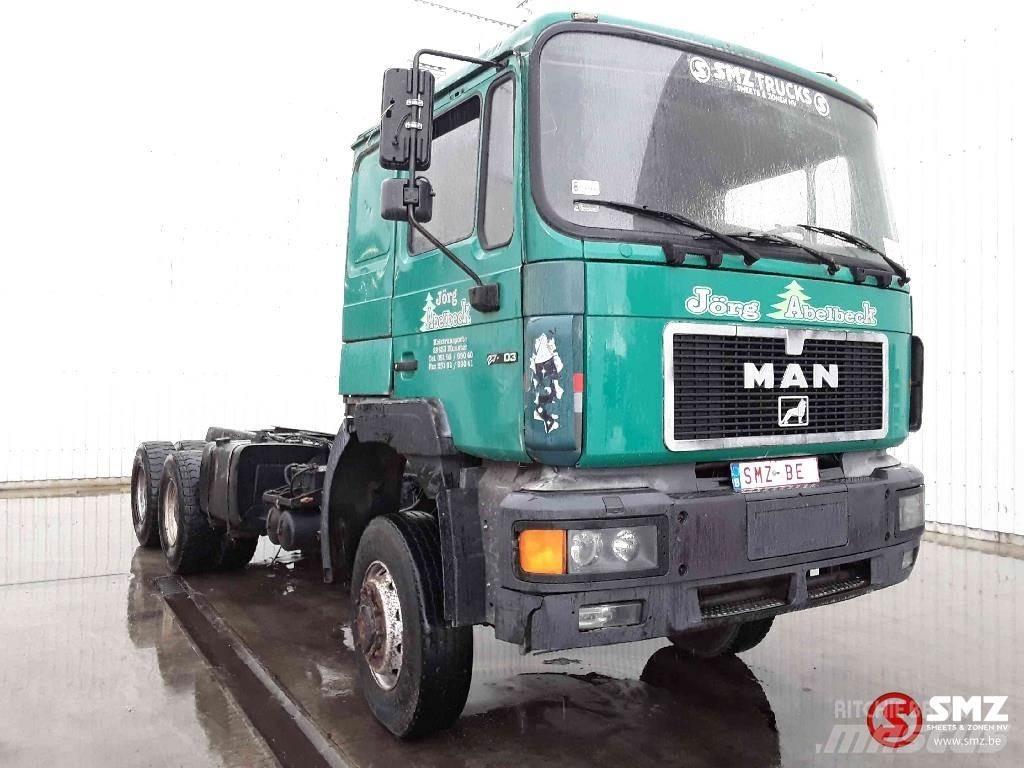 MAN 27.403 6x6 شاحنات بمقصورة وهيكل