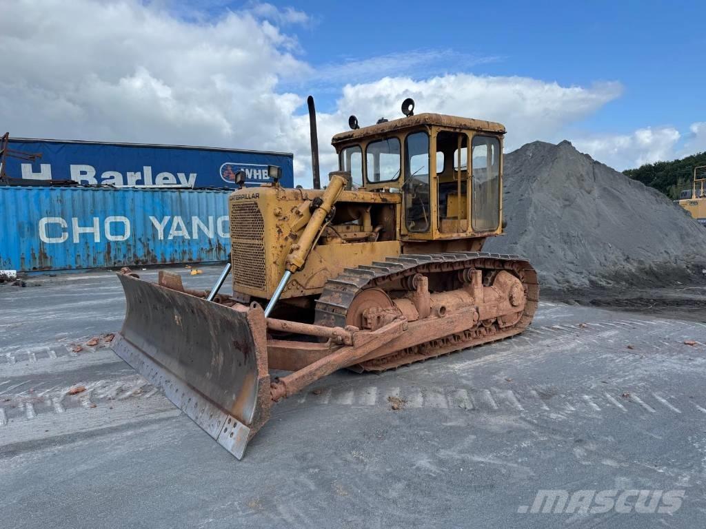 CAT D 6 C بلدوزرات مجنزرة