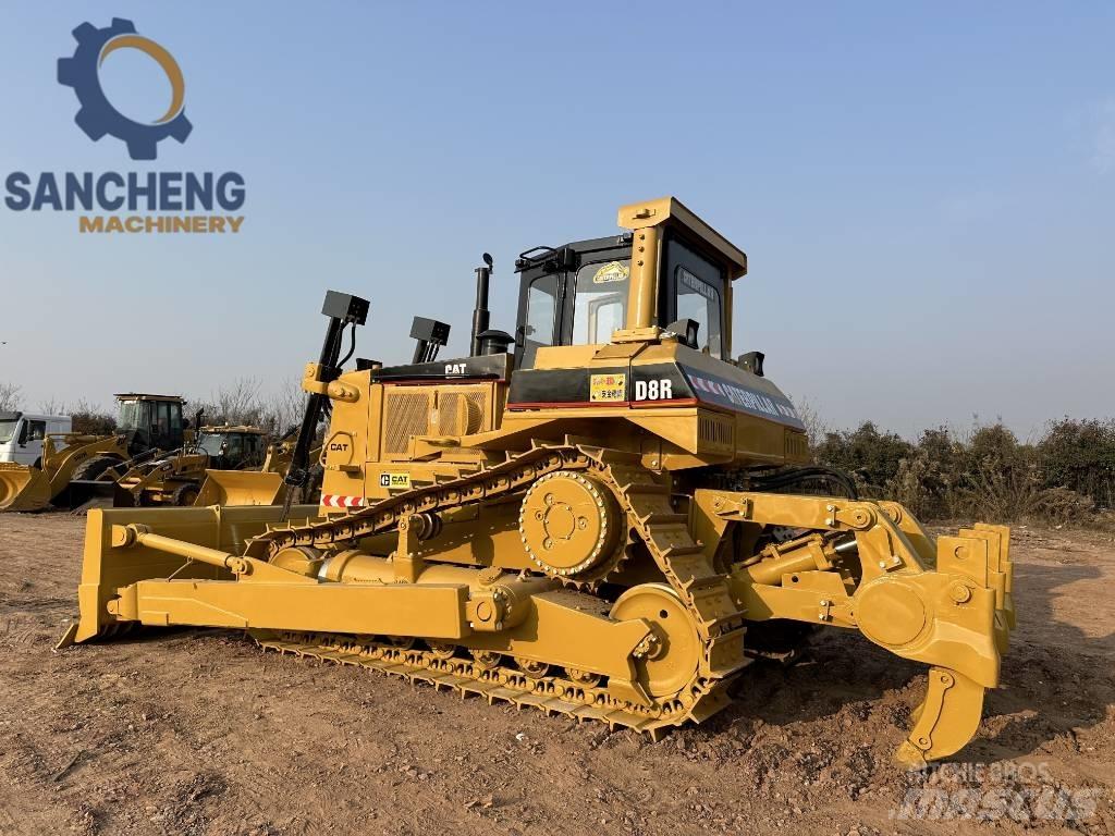 CAT D 8 R بلدوزرات مجنزرة