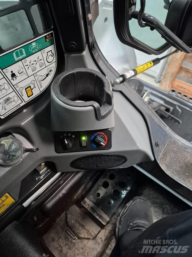 Bobcat S 590 لوادر انزلاقية التوجيه