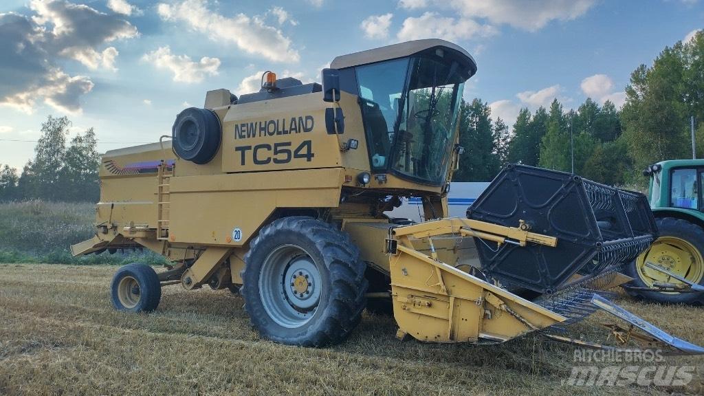 New Holland TC 54 حصادات