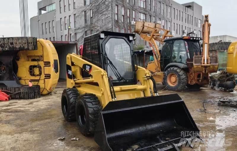CAT 246 D لوادر انزلاقية التوجيه