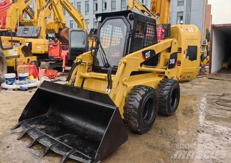 CAT 246 D لوادر انزلاقية التوجيه