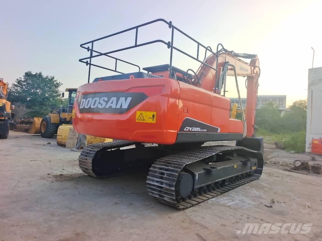 Doosan DX 225 LC حفارات زحافة