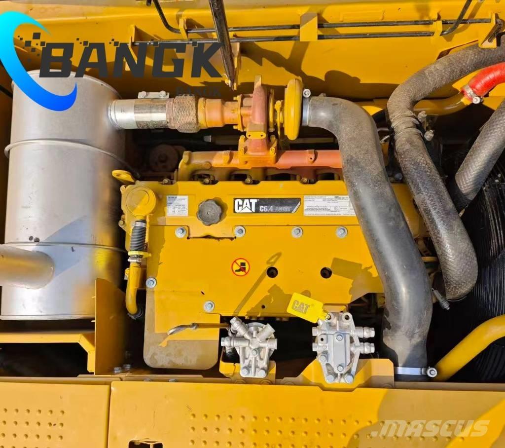 CAT 320 D حفارات زحافة