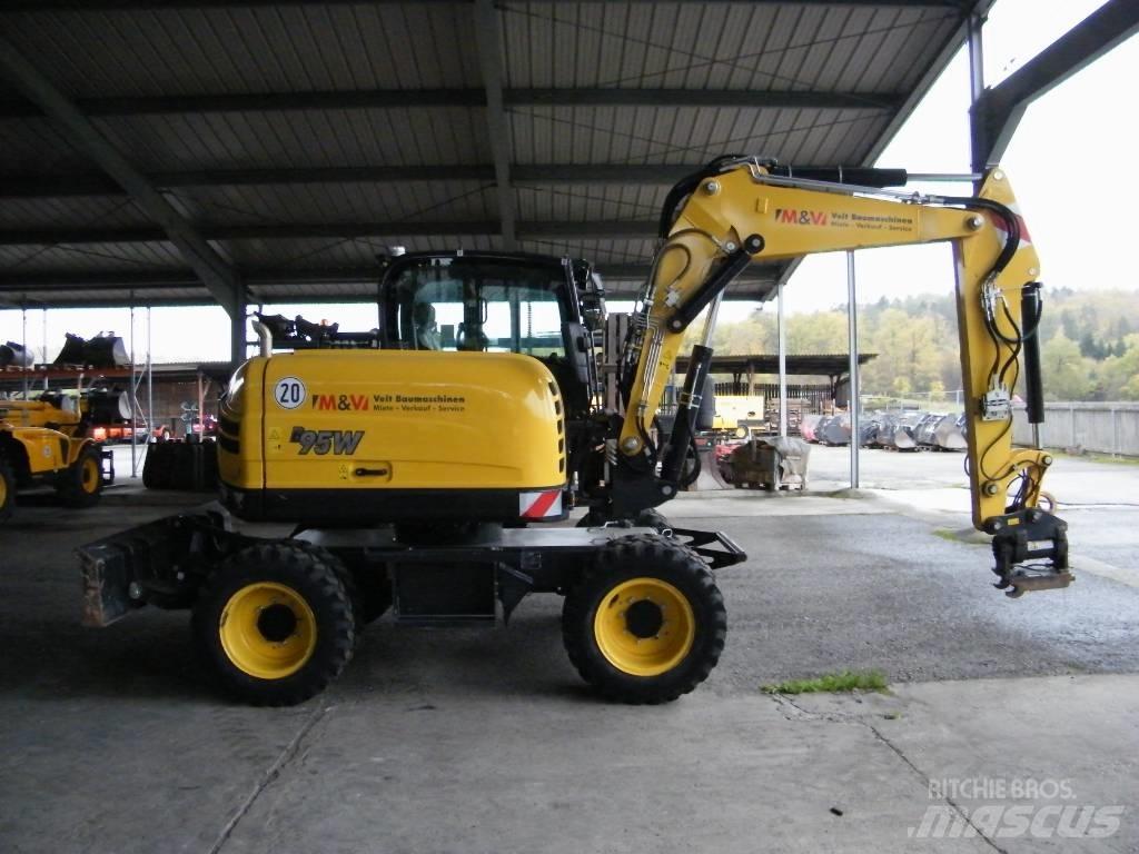 Yanmar B95W حفارات بعجل