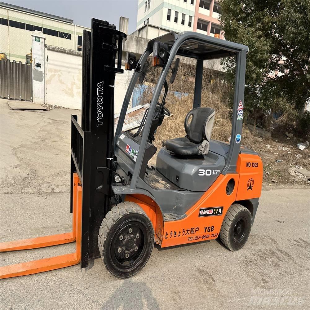 Toyota 8 FDK 30 شاحنات الديزل