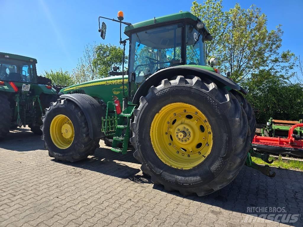 John Deere 8320 الجرارات